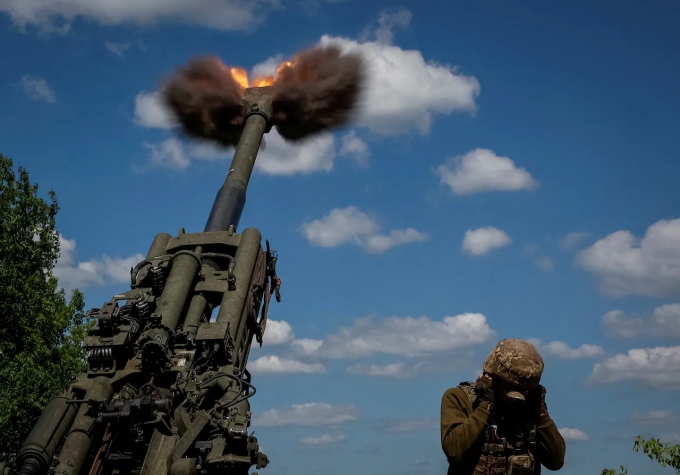 Ukraine khai hỏa lựu pháo Mod 56 tấn công lực lượng Nga ở miền Đông